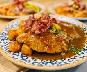 Knoblauchschnitzel mit Bratkartoffeln und Speck