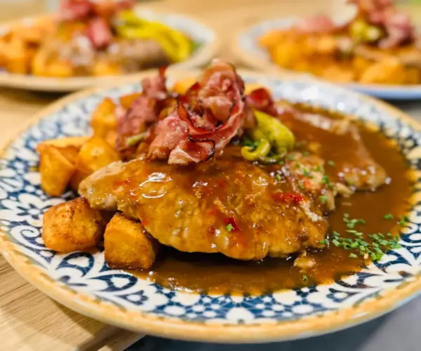 knoblauchschnitzel mit speck und Bratkartoffeln